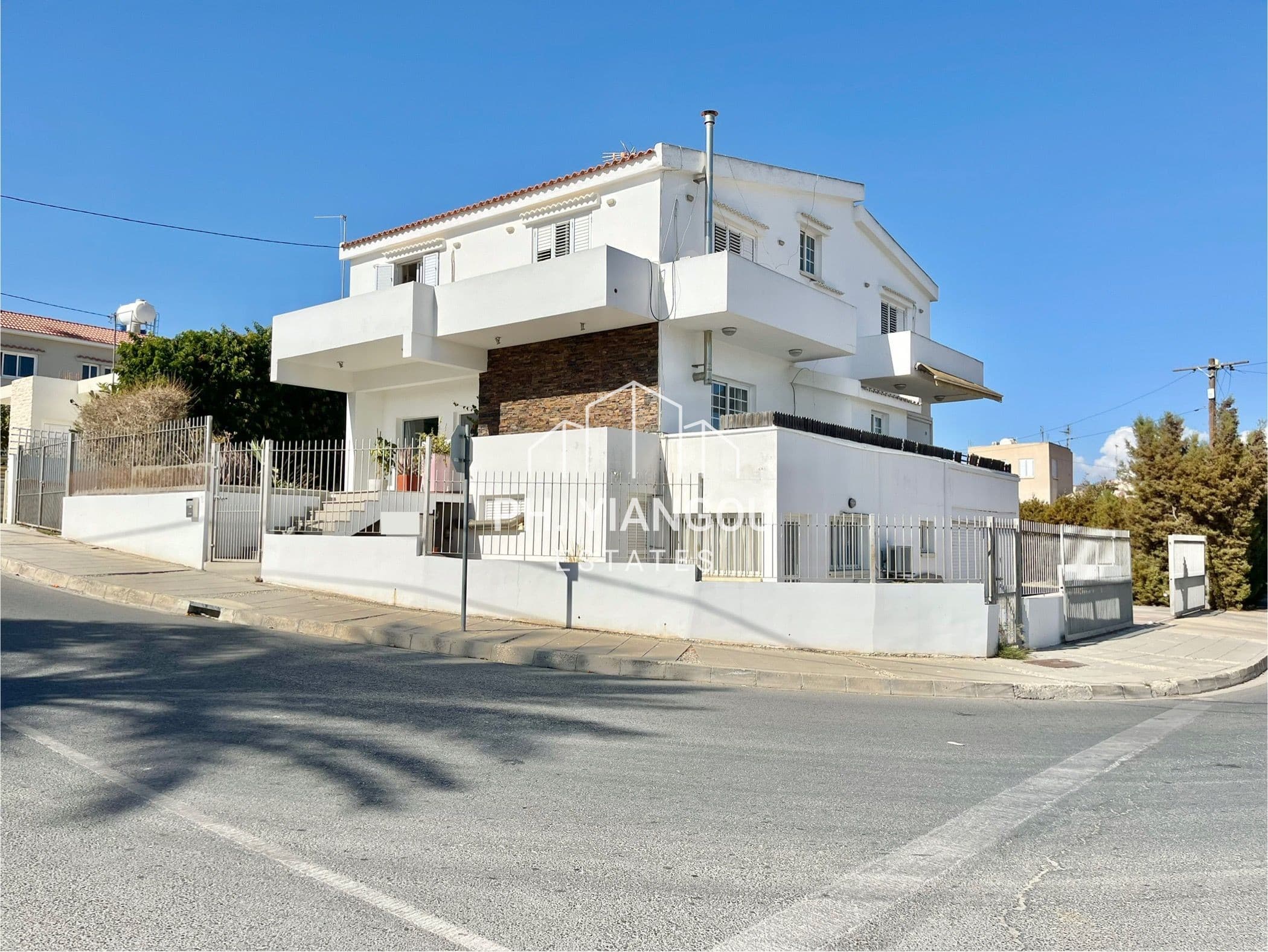 5 Bedroom Detached House with a studio for Sale in Latsia